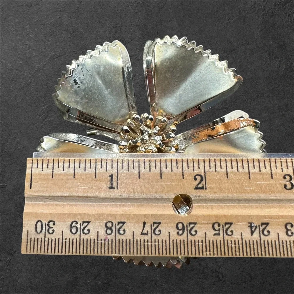 Flower Brooch Gold/Brass Tone Scalloped Mid-Century Style -‎ See photos